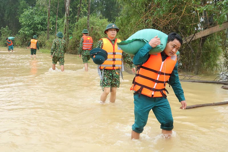 Quân khu 4: Cứu trợ lương thực cho nhân dân vùng ngập lụt Nghệ An