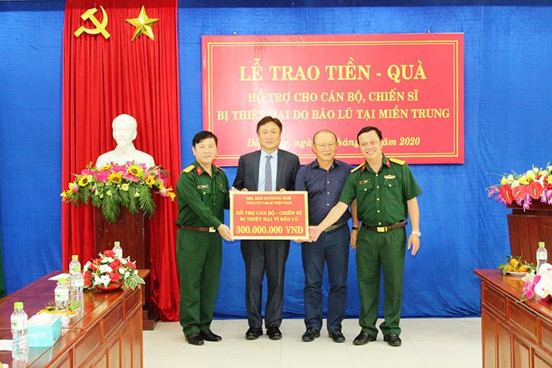 Hỗ trợ cán bộ, chiến sĩ bị thiệt hại do bão lũ tại miền Trung