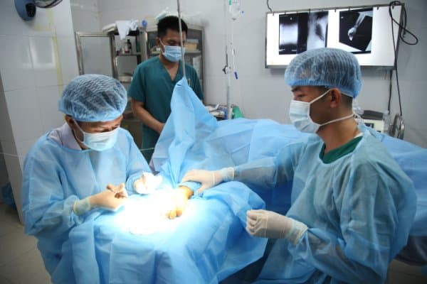 Trung tâm Y tế thị trấn Trường Sa cấp cứu ngư dân bị tai nạn lao động trên biển