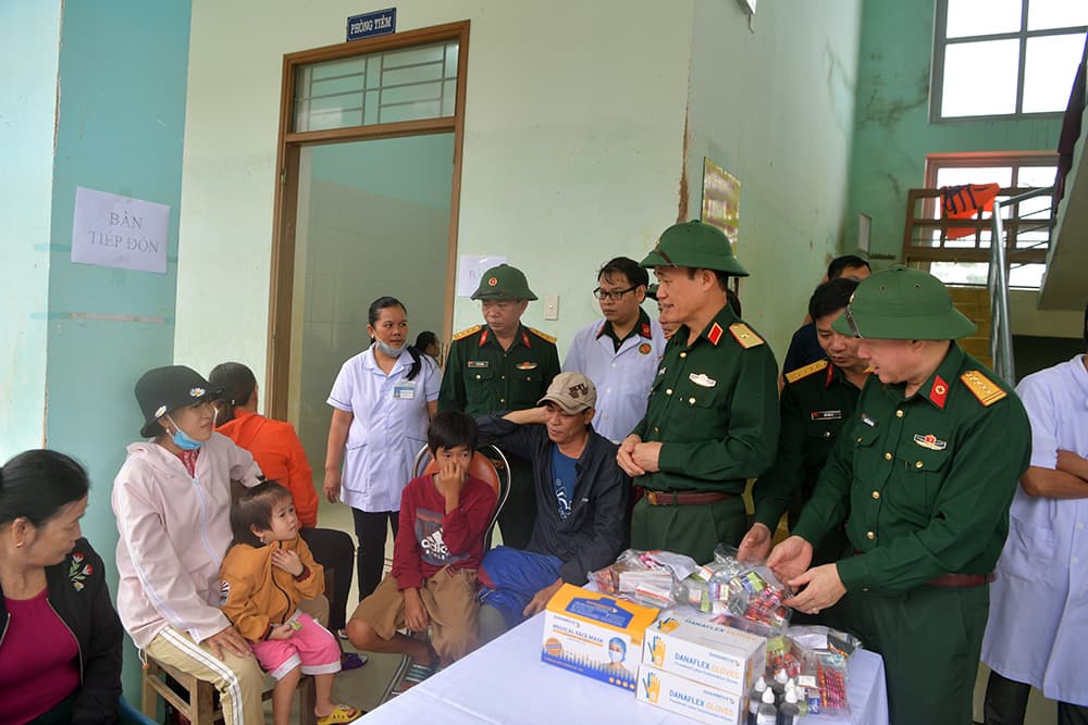 Đoàn công tác Bộ Quốc phòng tặng quà, khám bệnh, cấp thuốc miễn phí tại Quảng Bình