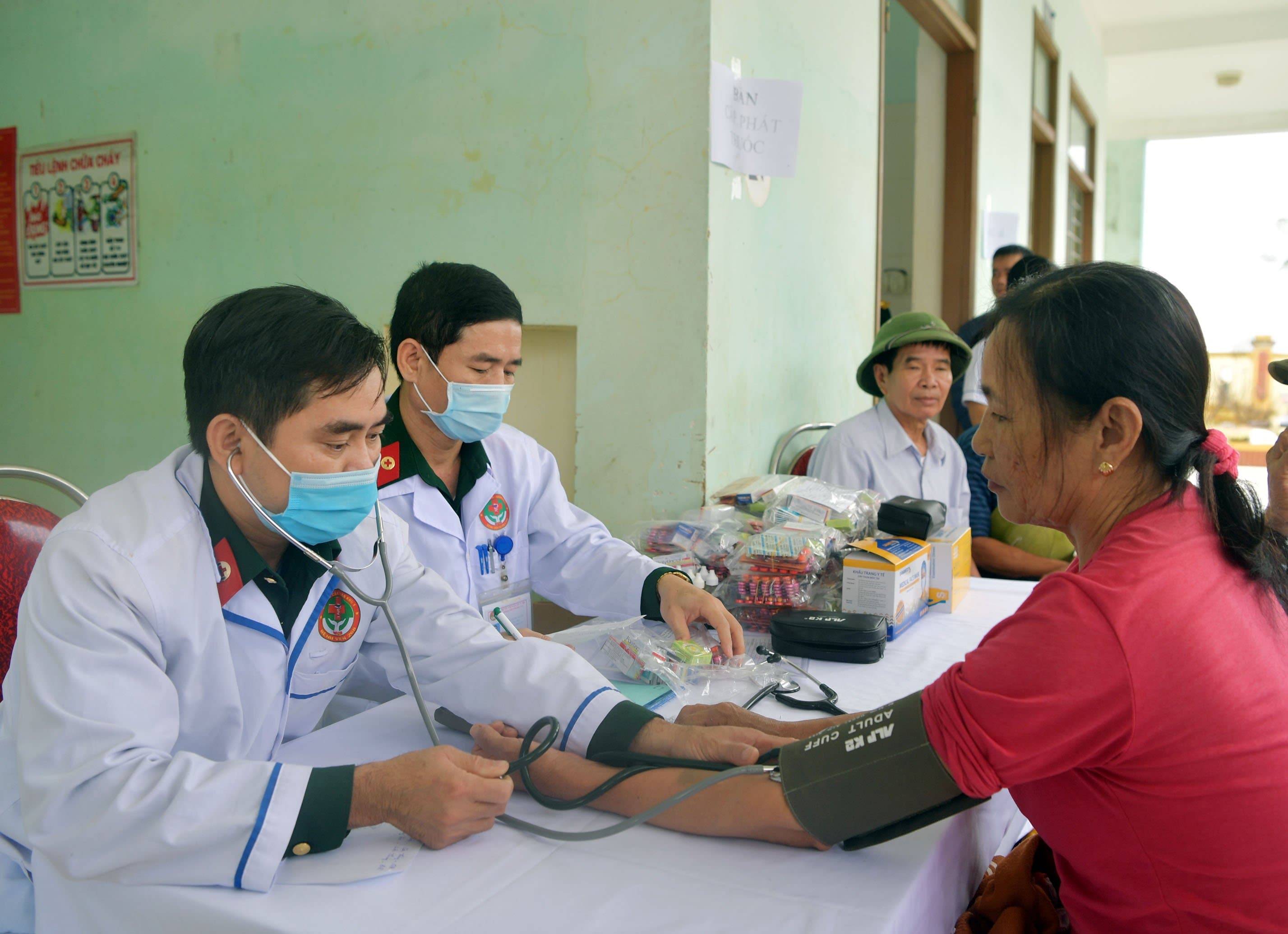 Quân y về vùng lũ giúp dân