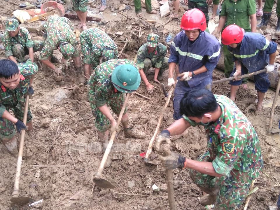 Huy động 32 thuyền, ca nô tìm kiếm nạn nhân ở Trà Leng