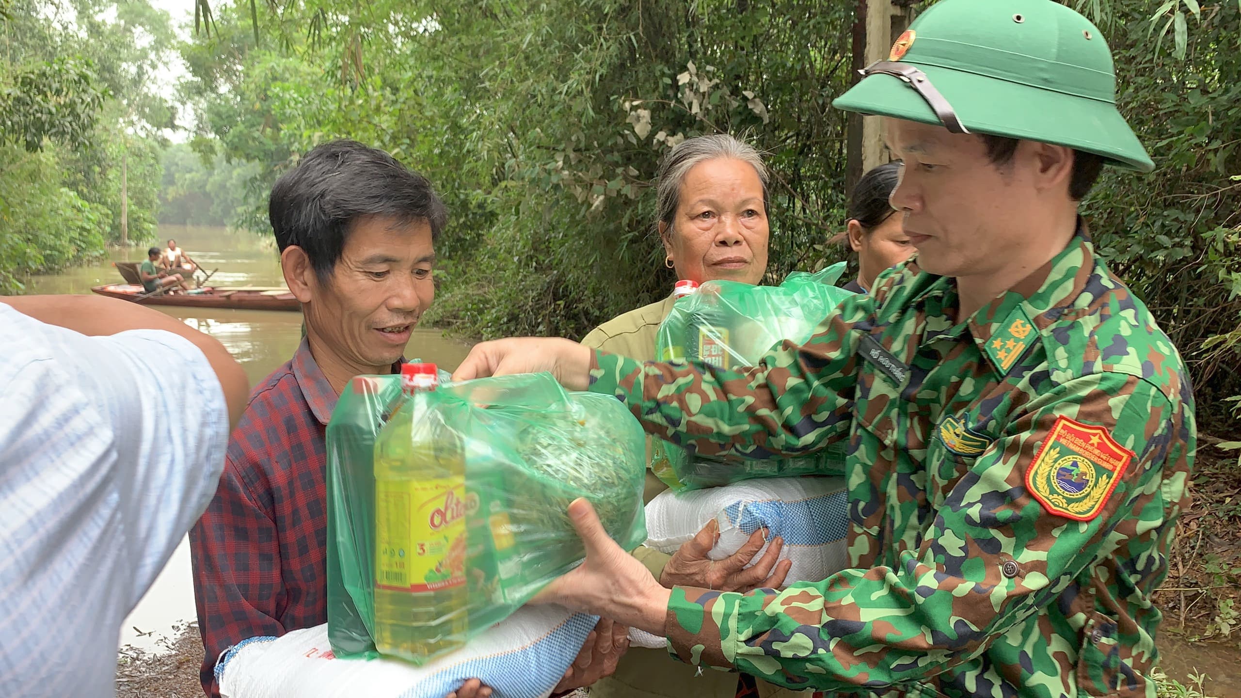 Giúp dân phục hồi sau lũ