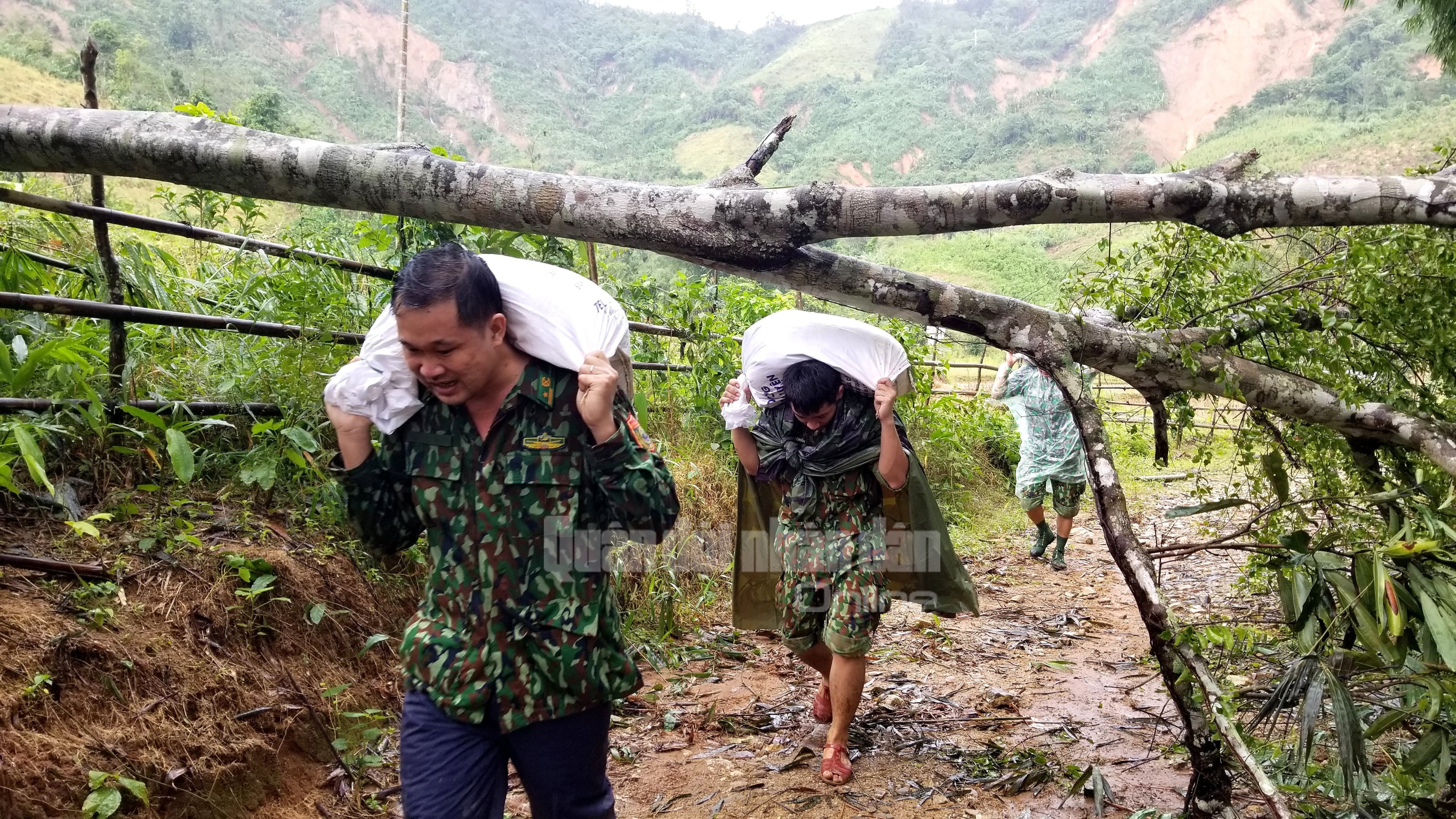 Bộ đội xuyên rừng cứu trợ lương thực cho nhân dân xã Phước Thành