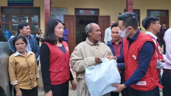 Hội Chữ thập đỏ Việt Nam cứu trợ người dân vùng lũ Nghệ An