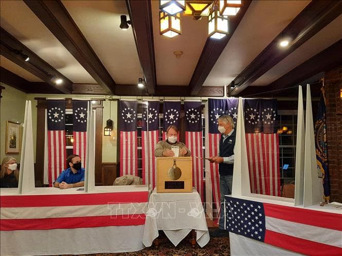 Bầu cử Mỹ 2020: Tổng thống D.Trump và ứng cử viên J.Biden chia nhau chiến thắng ở hai điểm bỏ phiếu đầu tiên