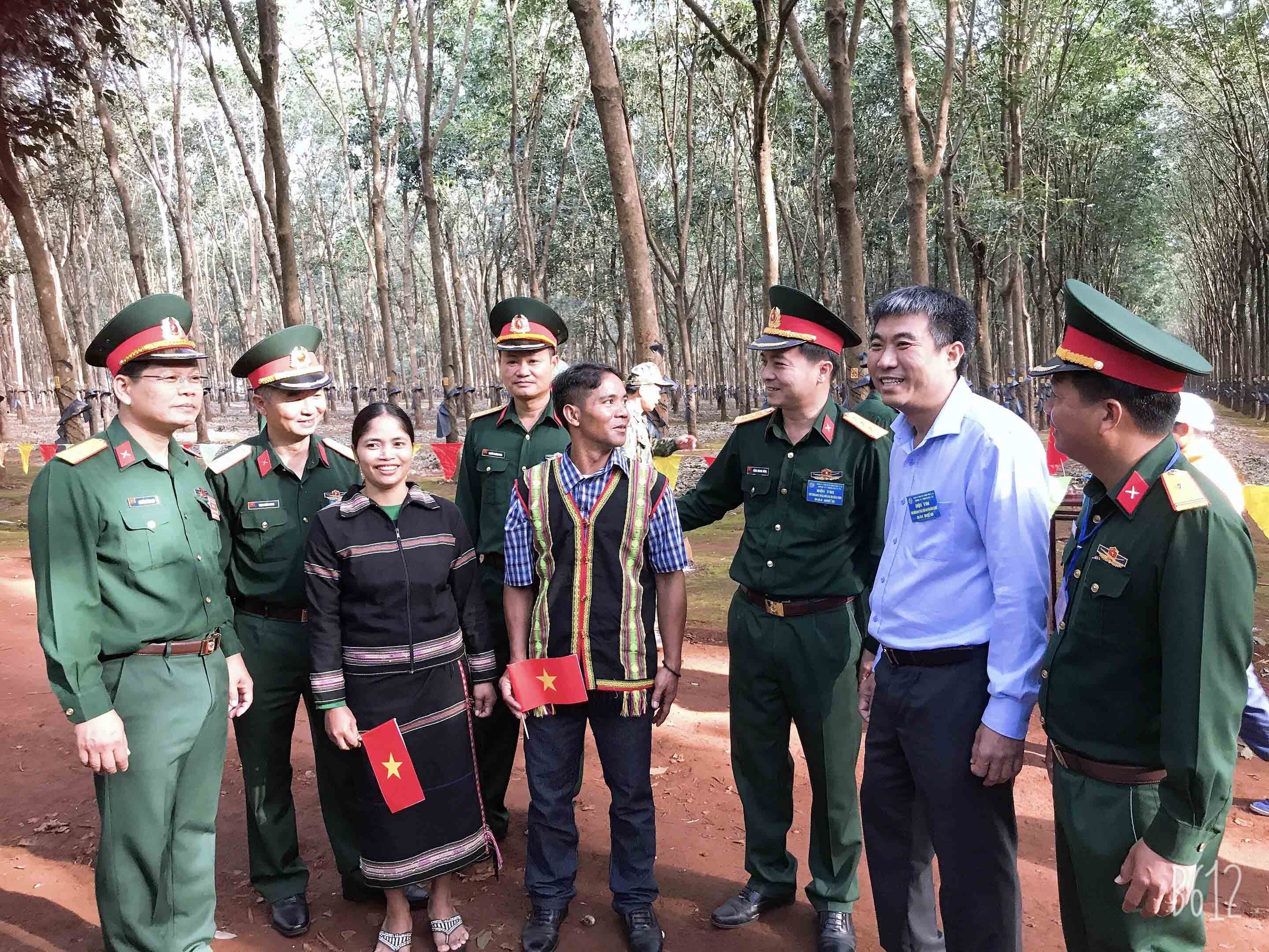 Hội thi thợ giỏi khai thác mủ cao su trên vùng biên giới Gia Lai