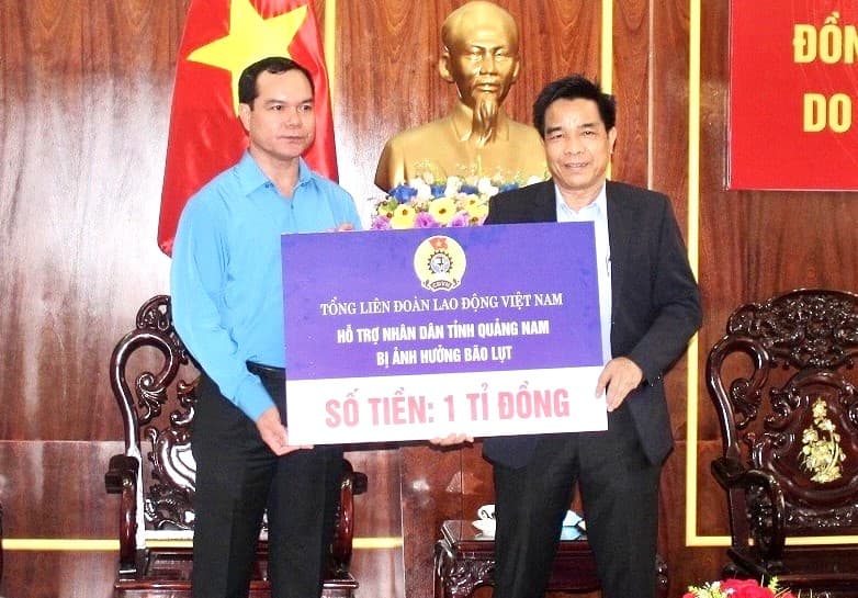 Tổng Liên đoàn Lao động trao 1 tỷ đồng hỗ trợ nhân dân Quảng Nam khắc phục hậu quả sau bão