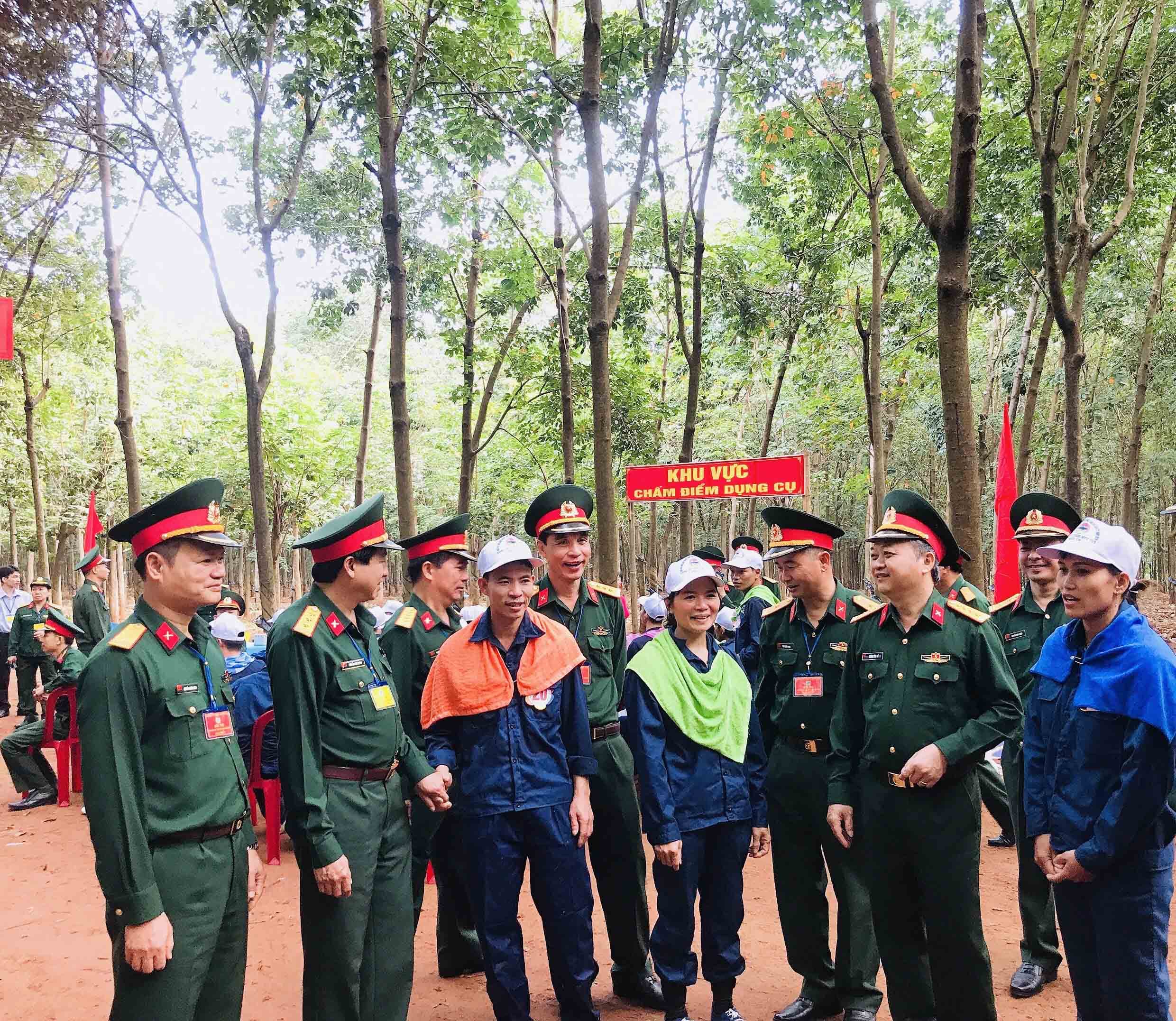 Tôn vinh những người thợ khai thác mủ cao su trên vùng biên giới