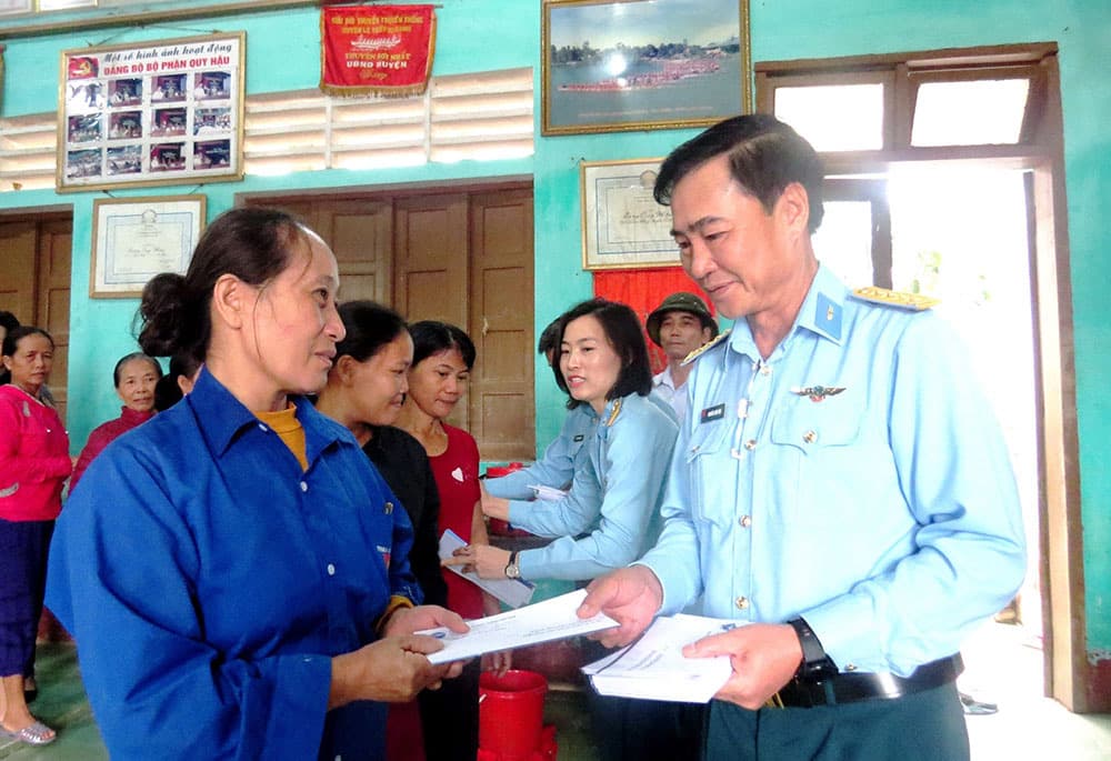 Binh đoàn 18 thăm, tặng quà bà con nhân dân chịu thiệt hại bởi mưa, lũ