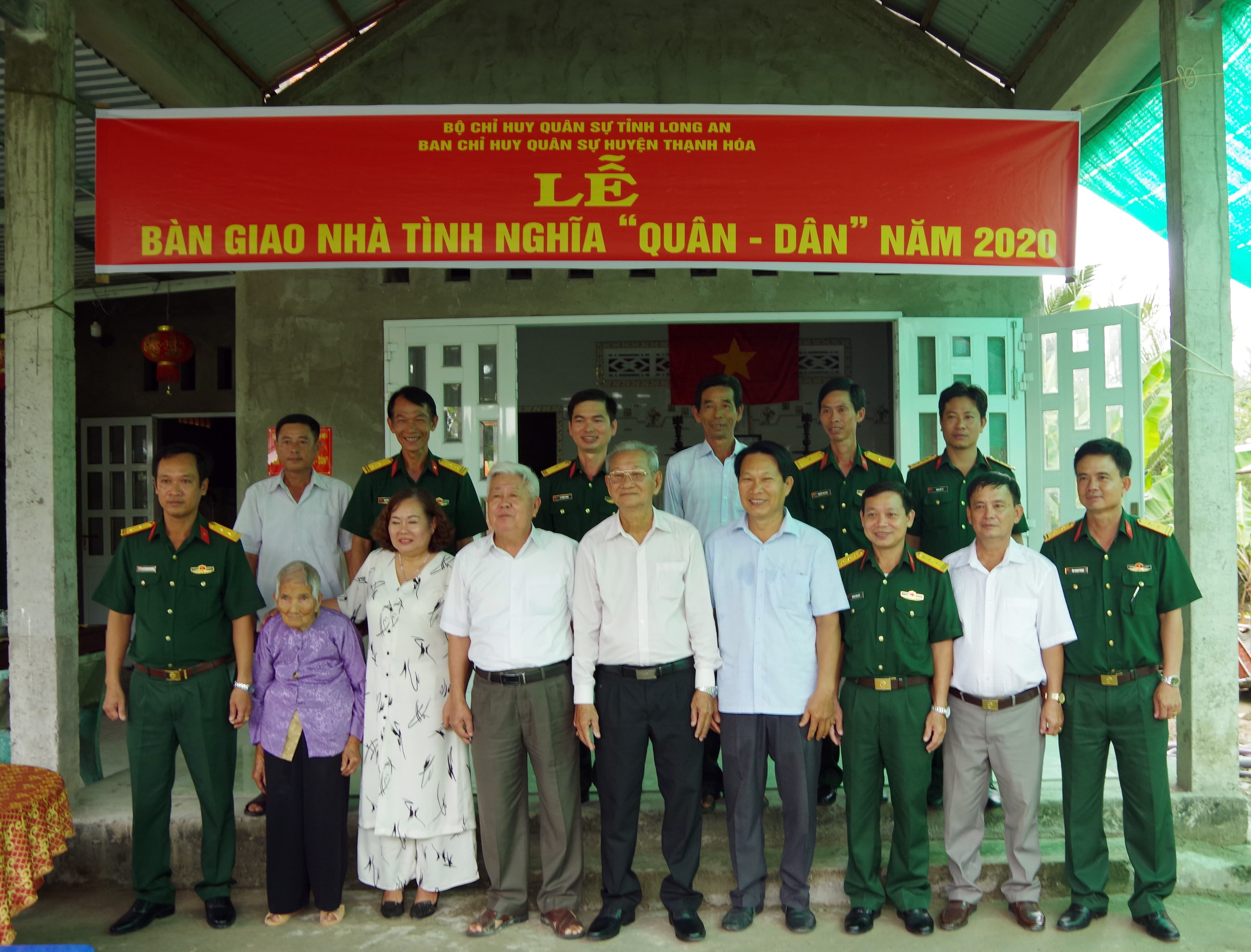 Sẻ chia khó khăn, ấm tình đồng đội