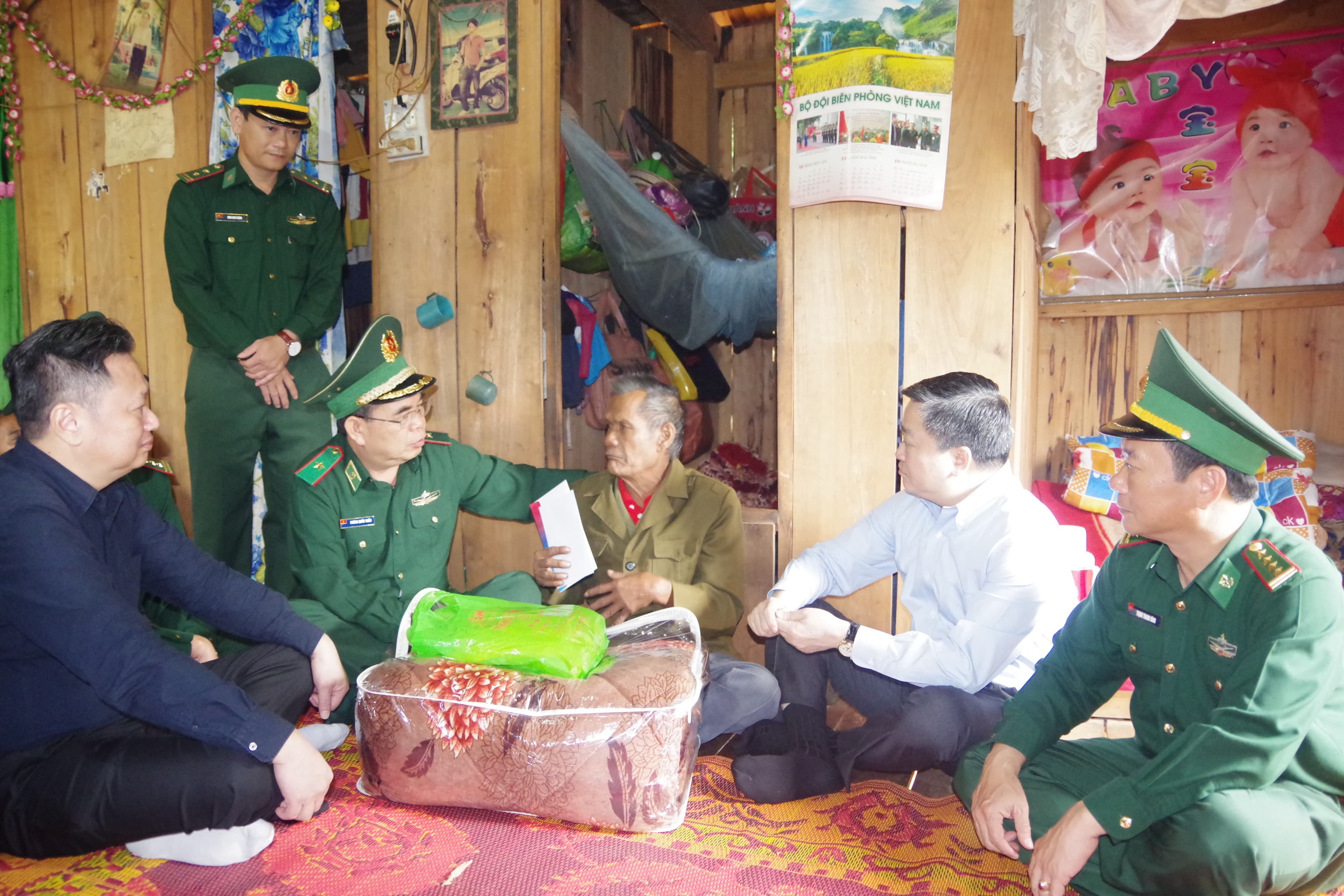 Bộ tư lệnh Bộ đội Biên phòng tặng quà quân dân bị thiệt hại do mưa lũ tại Quảng Bình
