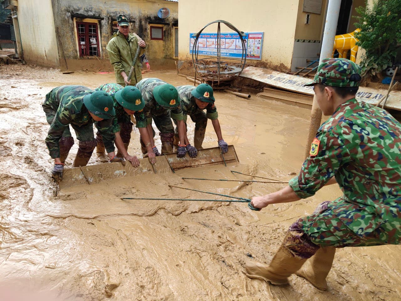 Cán bộ, chiến sĩ Đồn Biên phòng Hướng Lập giúp nhân dân khắc phục hậu quả sau lũ