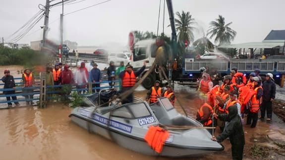 Khánh Hòa đưa hơn 600 người dân huyện Vạn Ninh tránh lũ an toàn