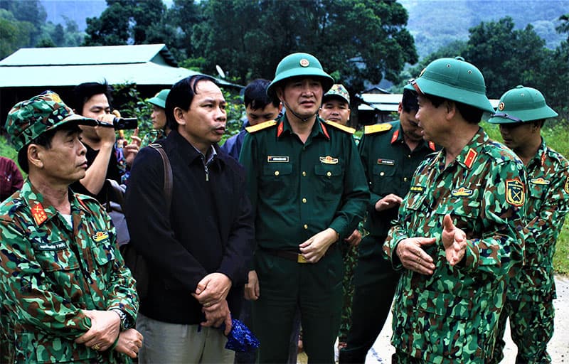 Giúp dân ở xã Trà Leng