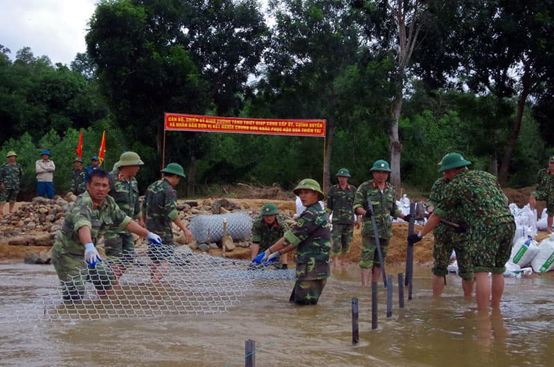 Binh chủng Tăng thiết giáp giúp nhân dân huyện Hướng Hóa khắc phục hậu quả thiên tai