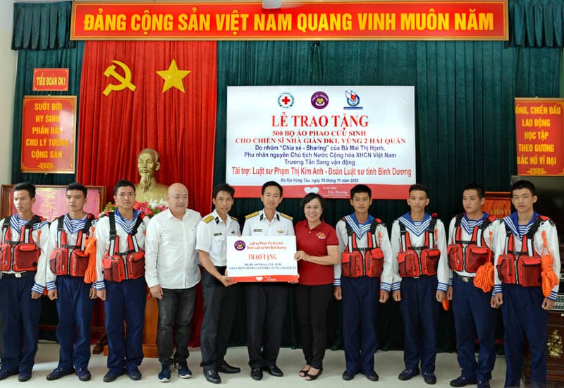Trao tặng 500 bộ áo phao cứu sinh cho Tiểu đoàn DK1