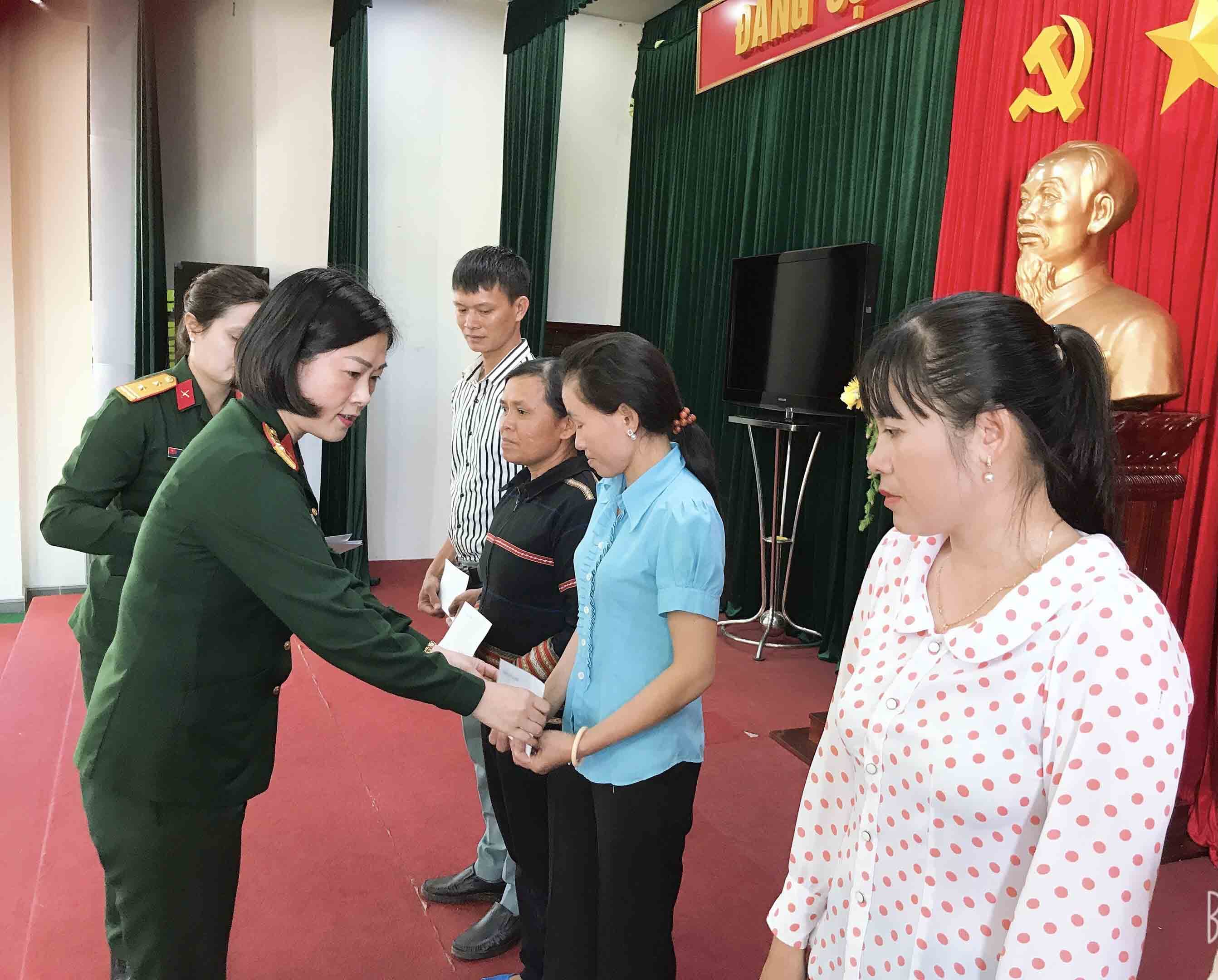 Ban Phụ nữ Quân đội thăm và tặng quà cho hội viên Phụ nữ của Binh đoàn 15