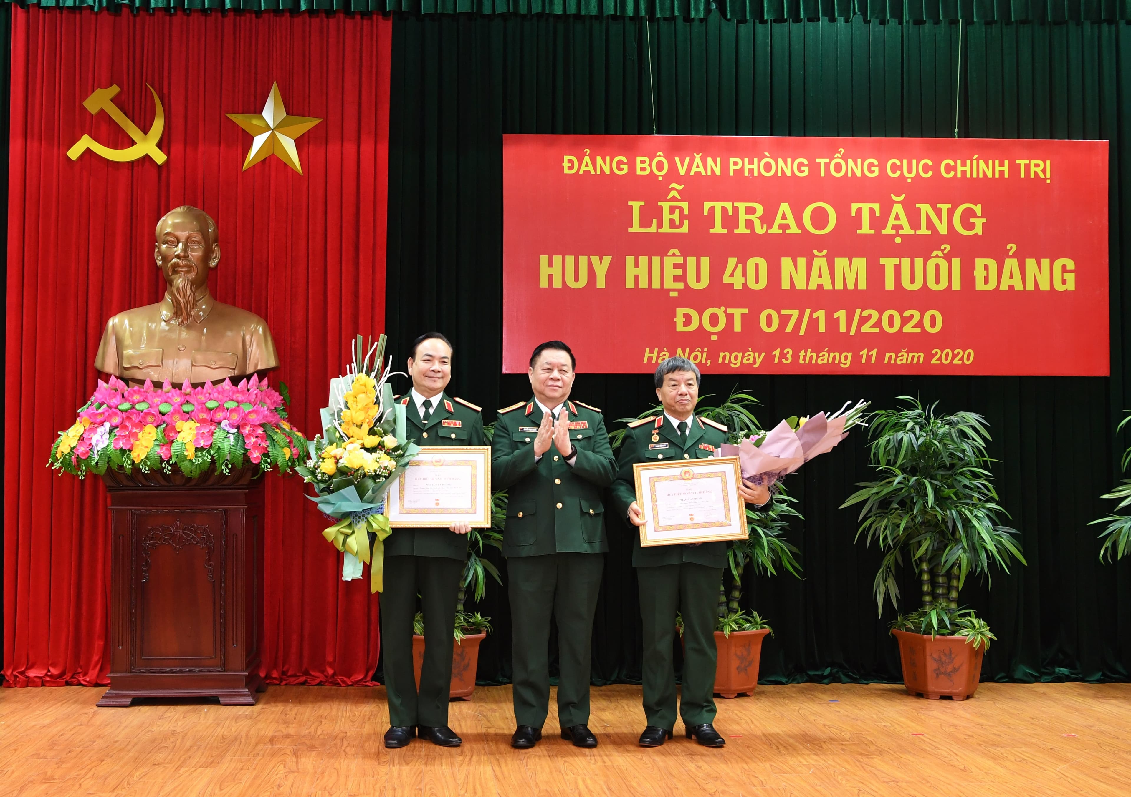 Đảng bộ Văn phòng Tổng cục Chính trị trao tặng huy hiệu 40 năm tuổi Đảng