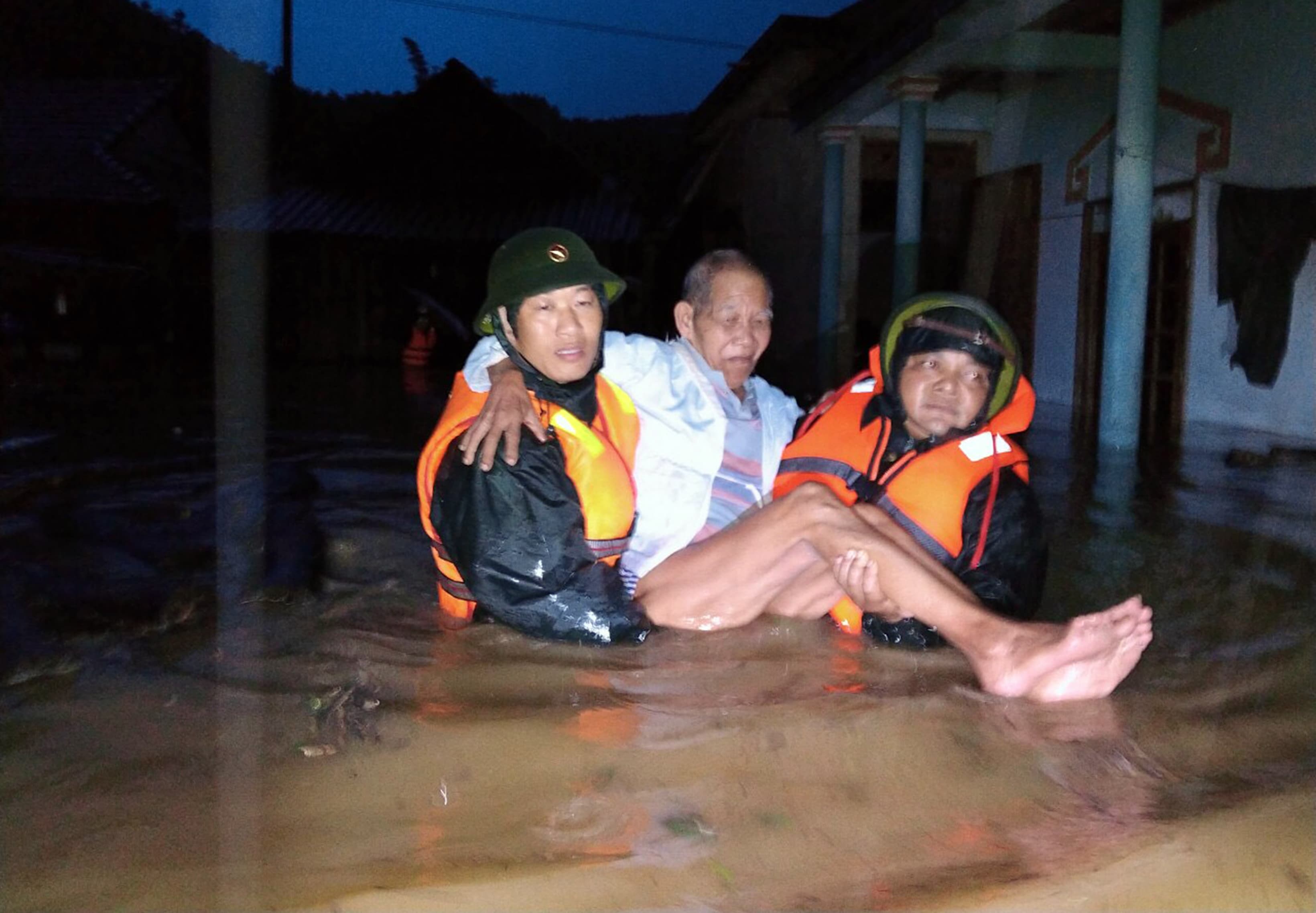 Giúp dân trong lũ dữ