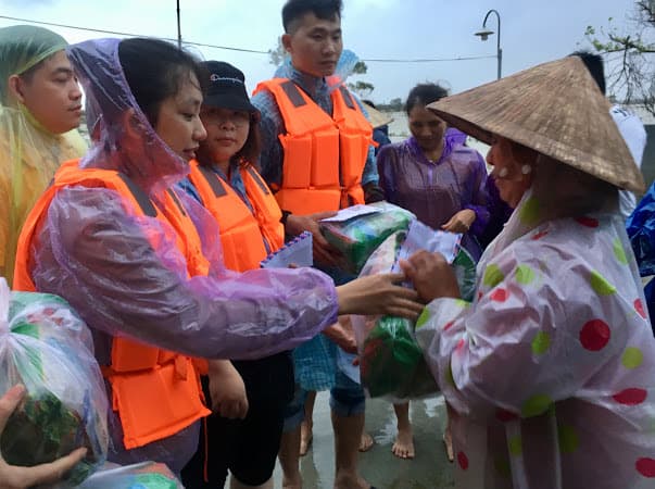 Lưu học sinh Việt Nam tại Trung Quốc trao quà tặng học sinh và nhân dân miền Trung
