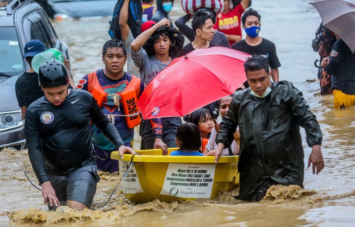 Philippines vật lộn cứu hàng nghìn người dân bị mắc kẹt trong lũ lụt