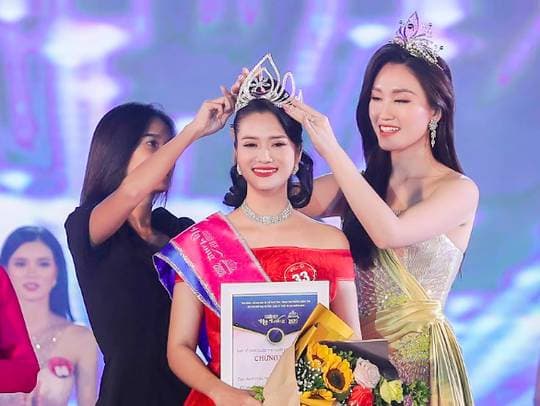 Trần Thị Mai đăng quang "Người đẹp Hạ Long 2020"