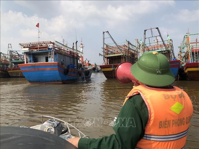 Báo số 13 gây mưa to diện rộng, nước lũ dâng cao tại Quảng Bình
