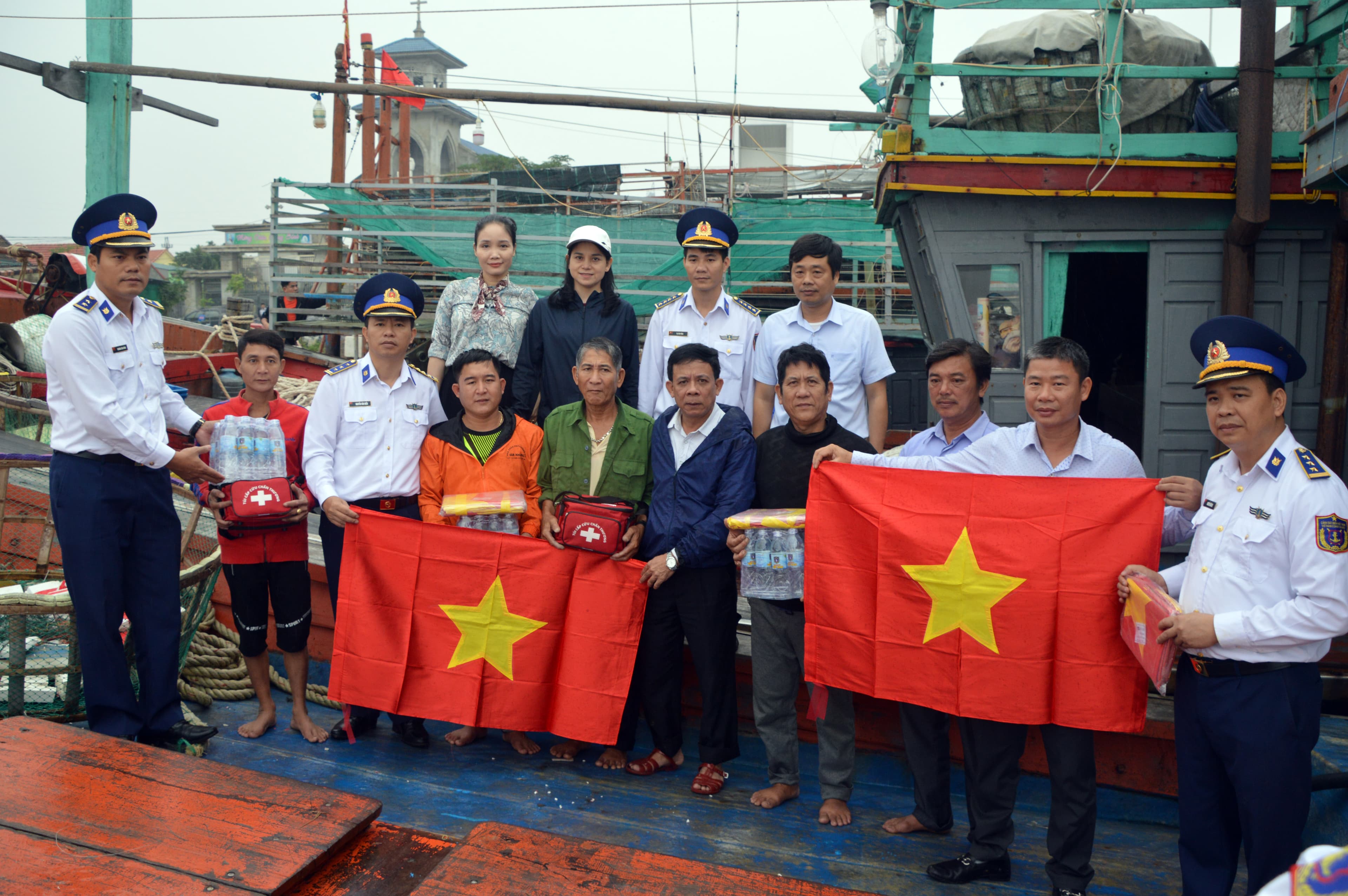 Những món quà thiết thực cho ngư dân vùng lũ