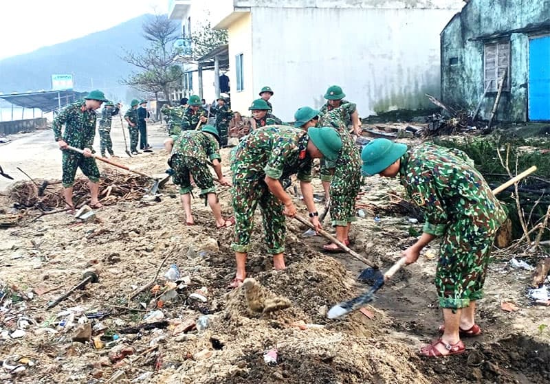 Bộ đội tỏa ra các hướng giúp dân