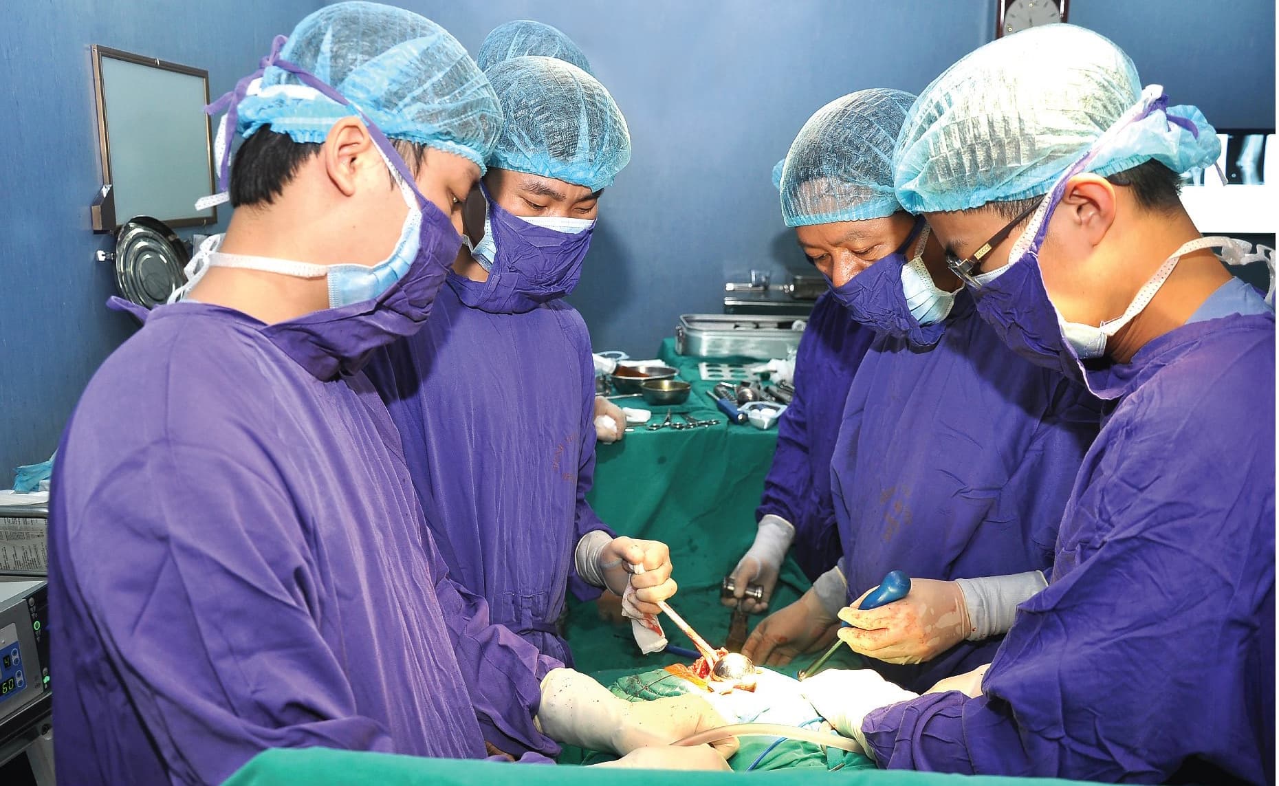 Phát triển kỹ thuật mới, hết lòng vì người bệnh