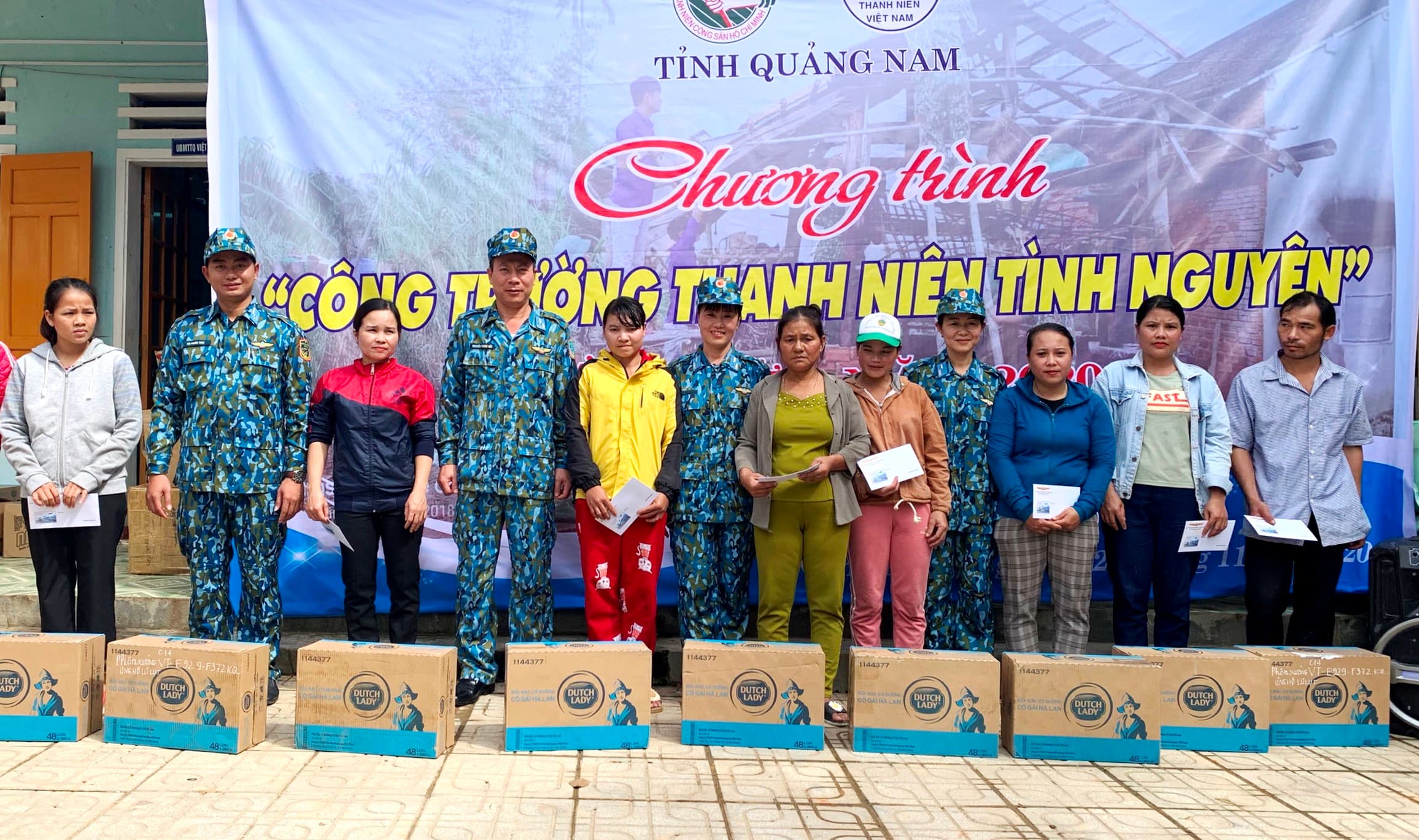 Sư đoàn Không quân 372 trao quà hỗ trợ đồng bào vùng bão lũ Nam Trà My