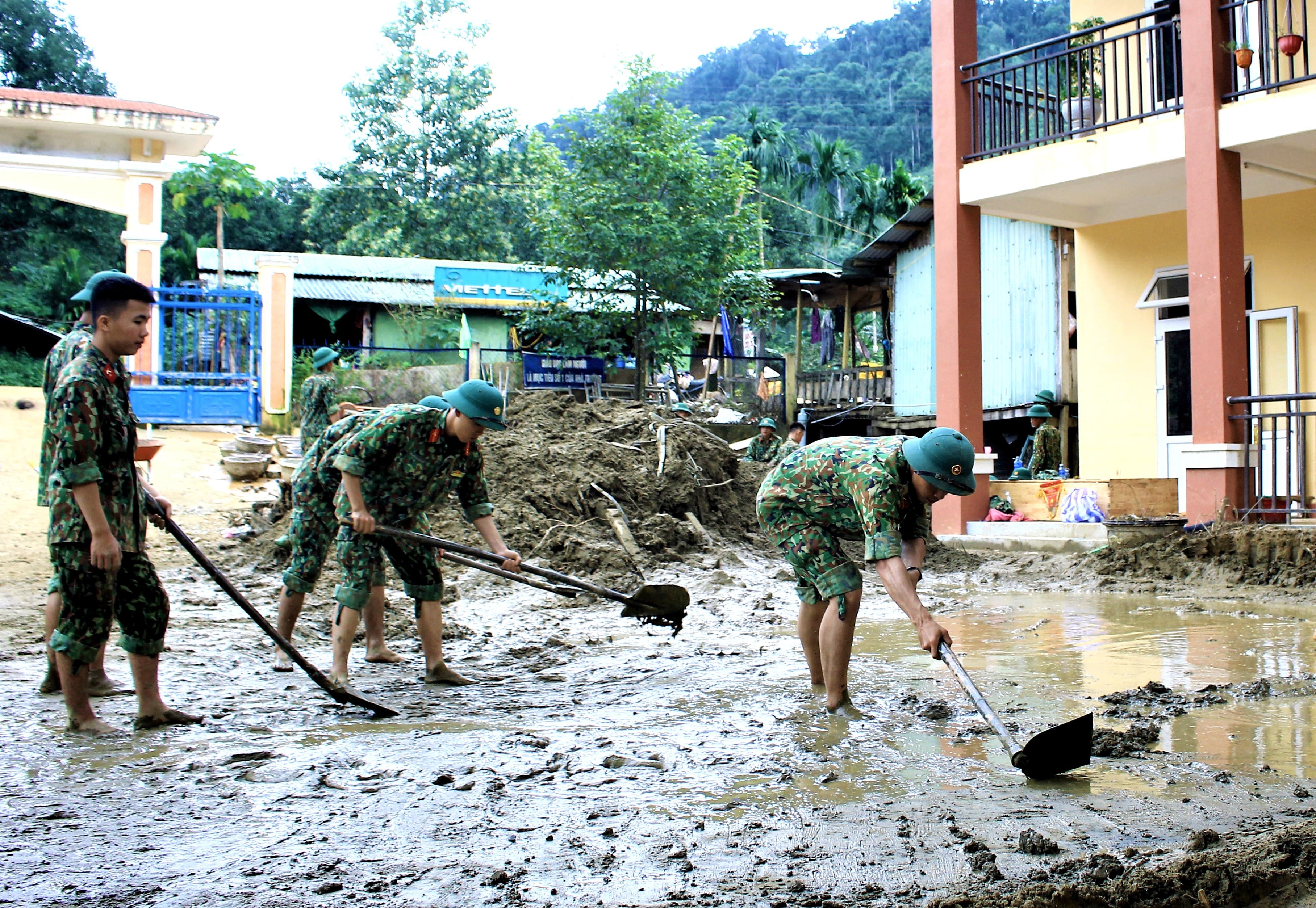 Quân khu 5 tăng cường lực lượng hỗ trợ đồng bào Trà Leng khắc phục hậu quả bão lũ