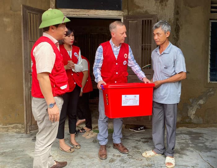 Đại sứ Anh tặng quà người dân vùng lũ lụt Quảng Bình