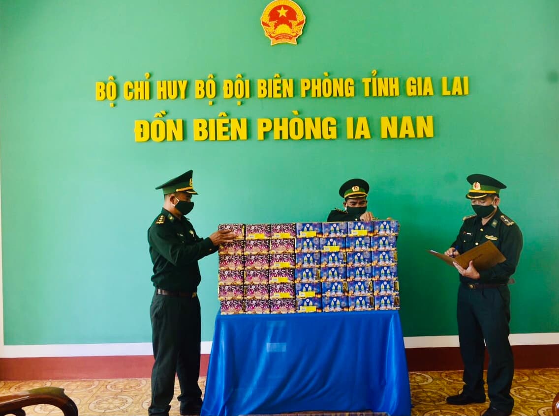 Đồn Biên phòng Ia Nan bắt giữ 62kg pháo lậu