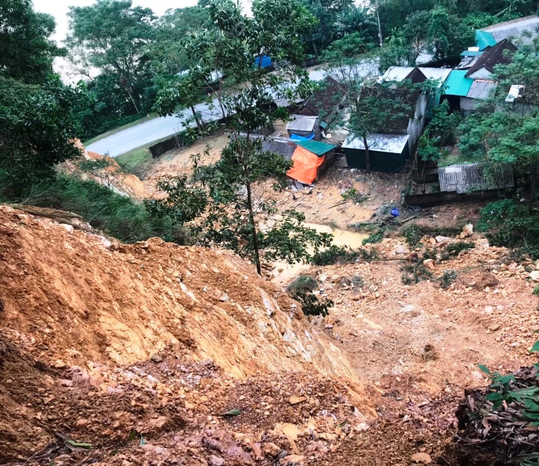 Nguy cơ sạt lở núi đe dọa nhiều gia đình sống dọc sông Lam