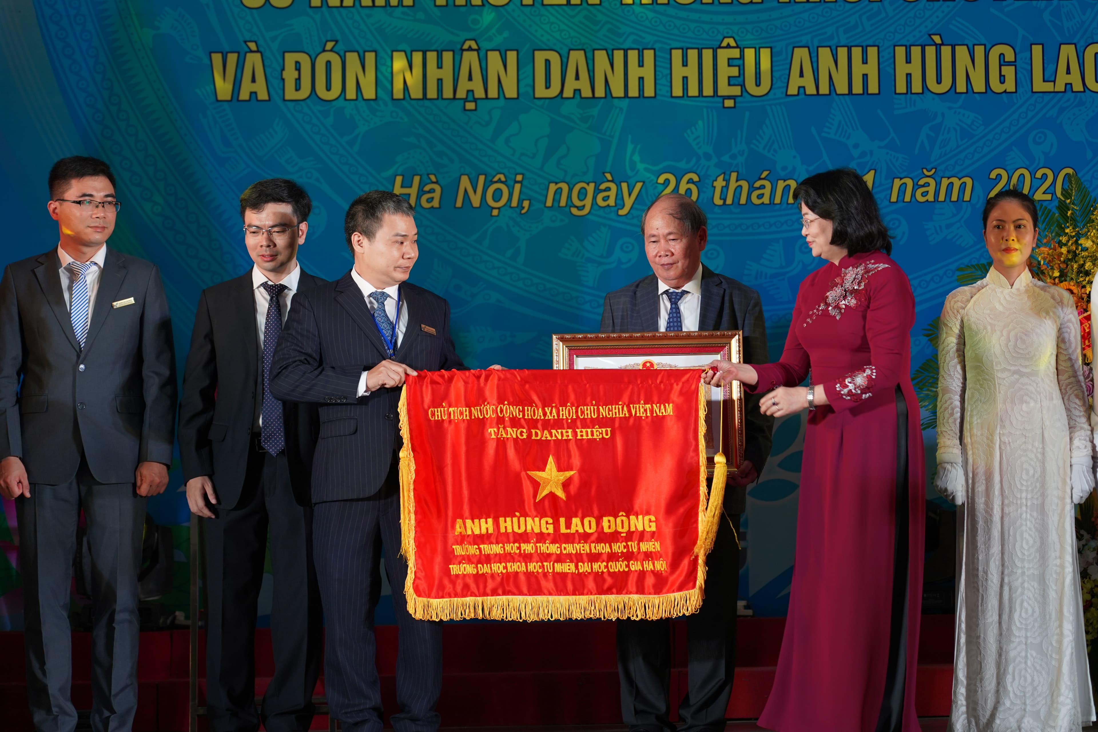 Trường Trung học phổ thông Chuyên Khoa học Tự nhiên nhận danh hiệu Anh hùng Lao động