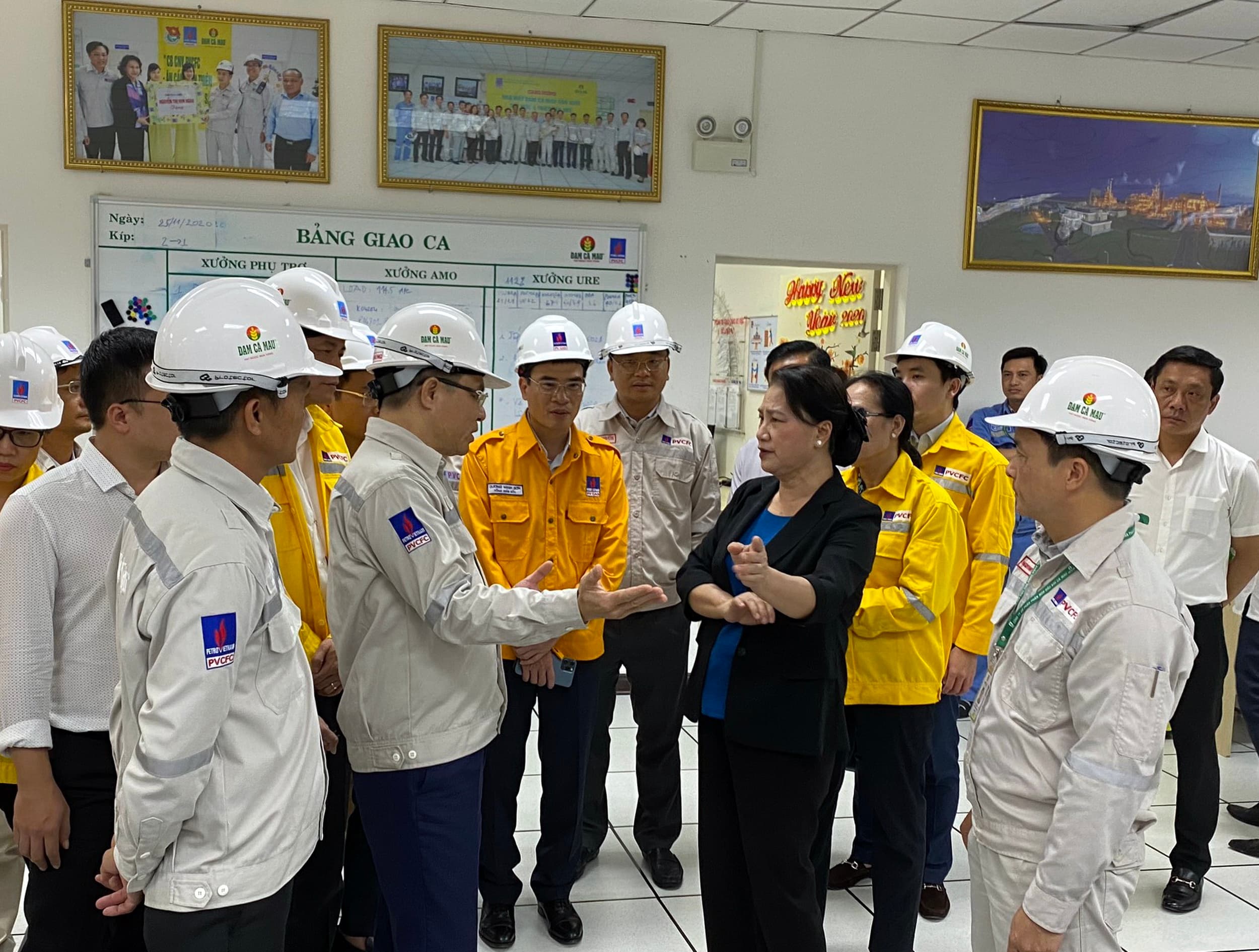 Tập đoàn Dầu khí Việt Nam và các đơn vị thành viên tham gia đoàn công tác Trung ương đến miền Tây Nam bộ