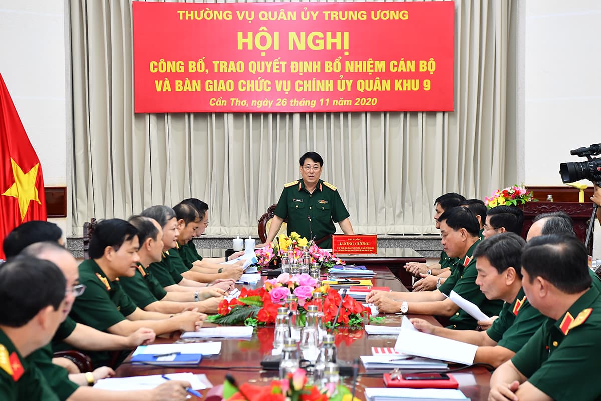 Công bố, trao quyết định bổ nhiệm chức vụ cán bộ và bàn giao chức vụ Chính uỷ Quân khu 9