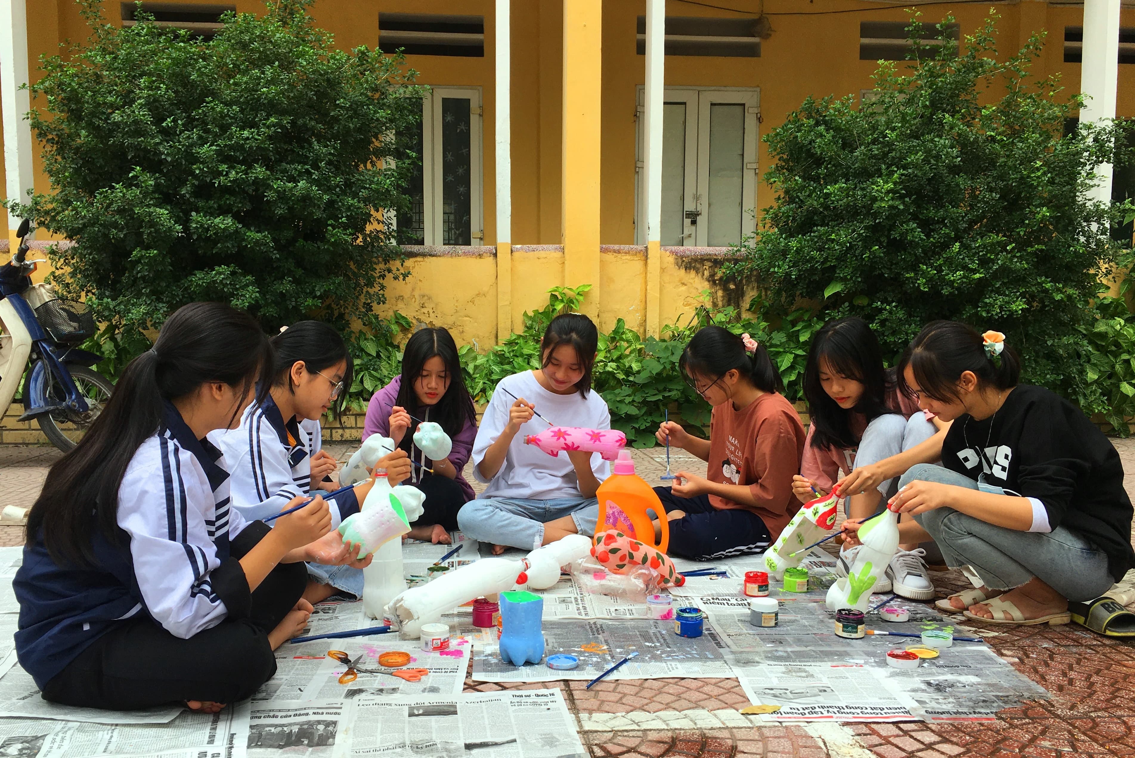 Sôi nổi hoạt động vì ngôi trường xanh