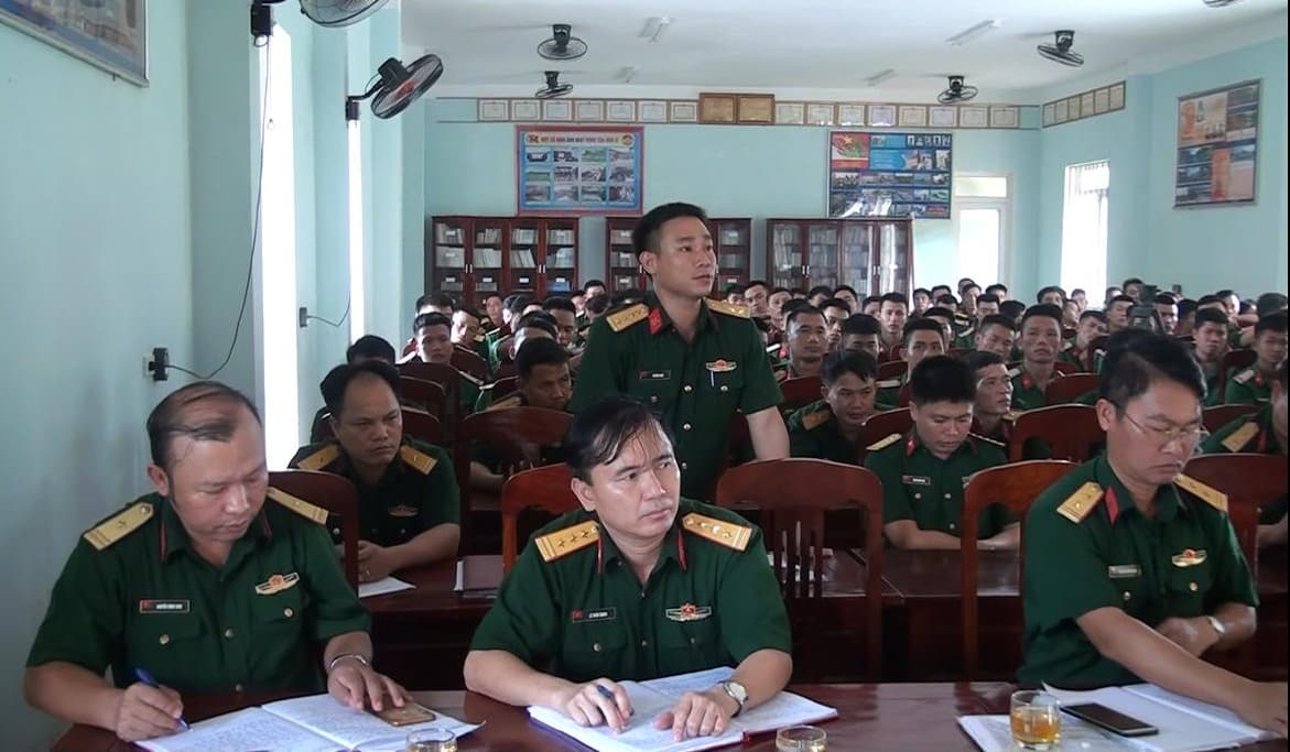 Đối thoại để giải quyết kịp thời vướng mắc của bộ đội