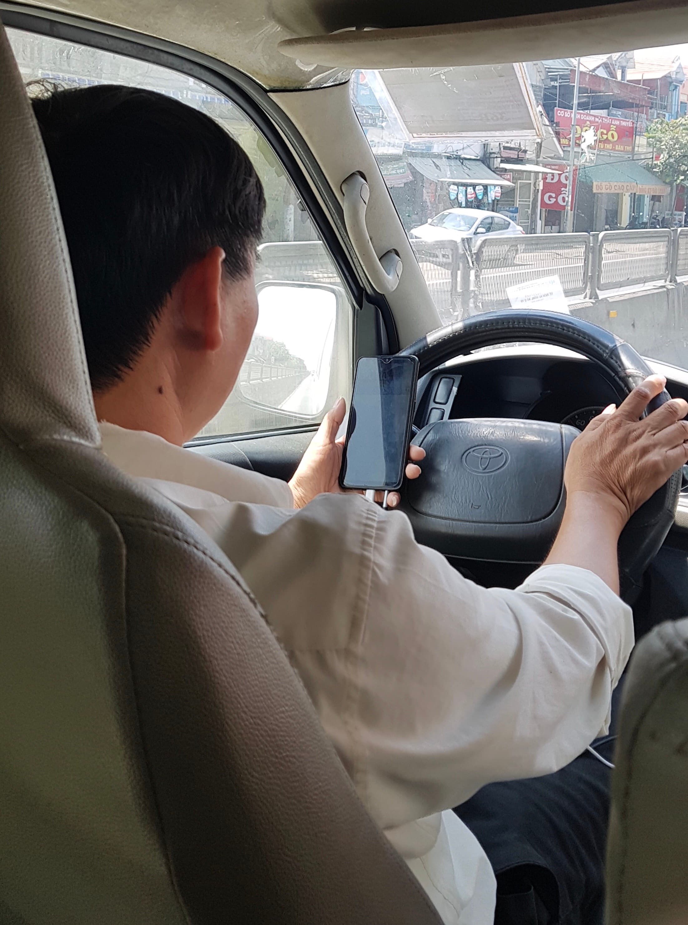 Xử phạt nghiêm hành vi sử dụng điện thoại di động khi lái xe