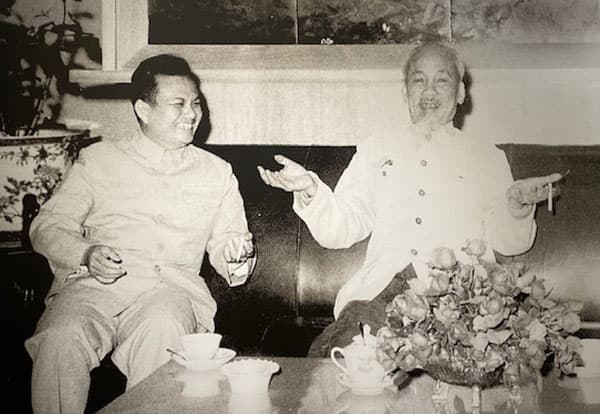 Trưng bày gần 100 bức ảnh “Quan hệ hữu nghị đặc biệt Việt Nam – Lào