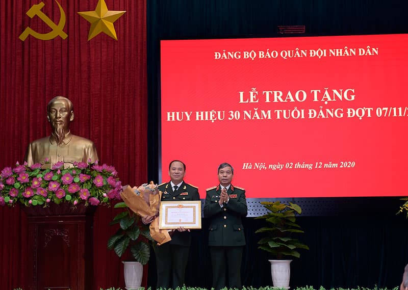 Đại tá Đoàn Xuân Bộ, Tổng biên tập Báo Quân đội nhân dân nhận Huy hiệu 30 năm tuổi Đảng