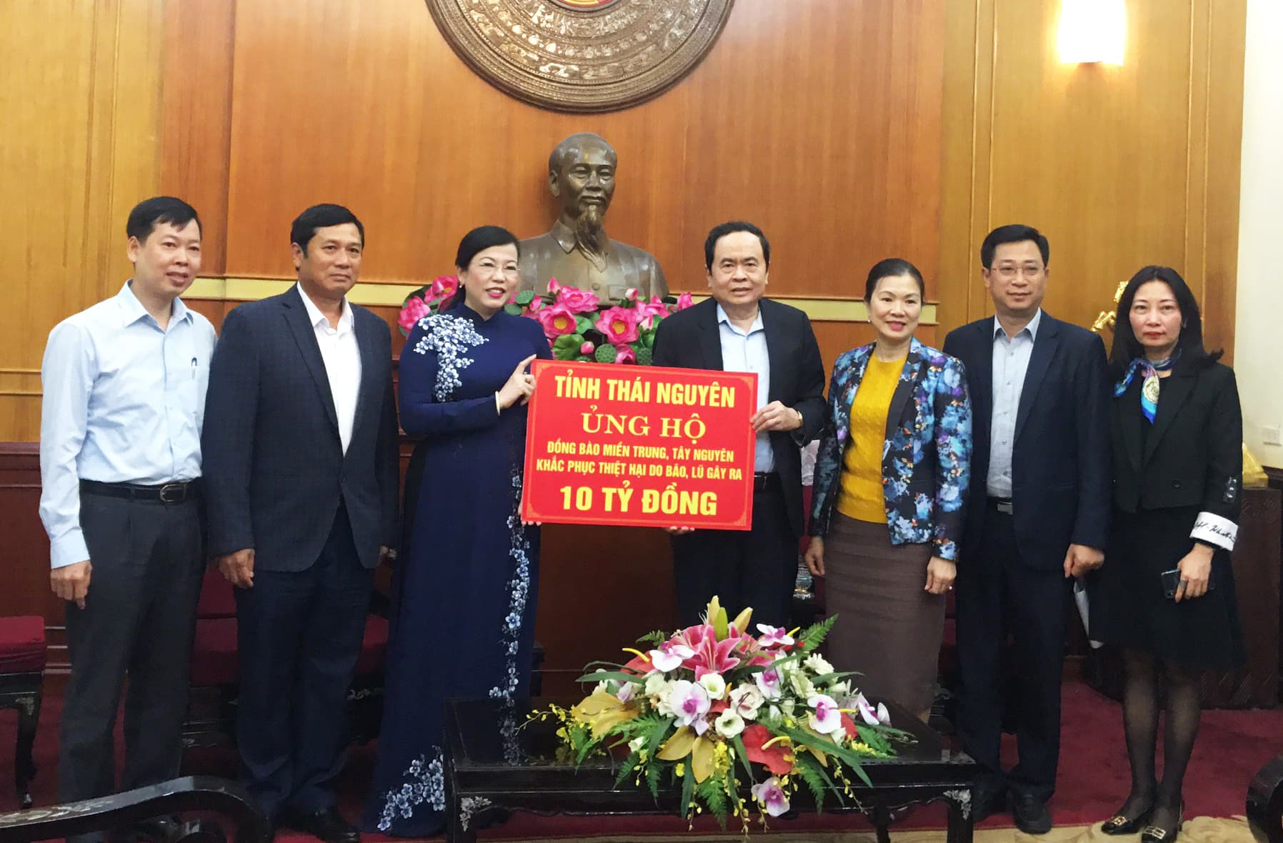 Tiếp nhận 10 tỷ đồng ủng hộ đồng bào miền Trung từ tỉnh Thái Nguyên
