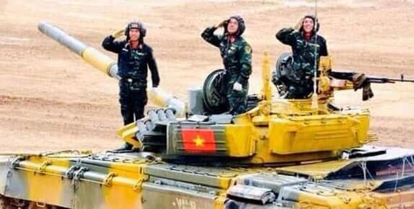 Hoa quyết thắng trên tháp pháo xe tăng