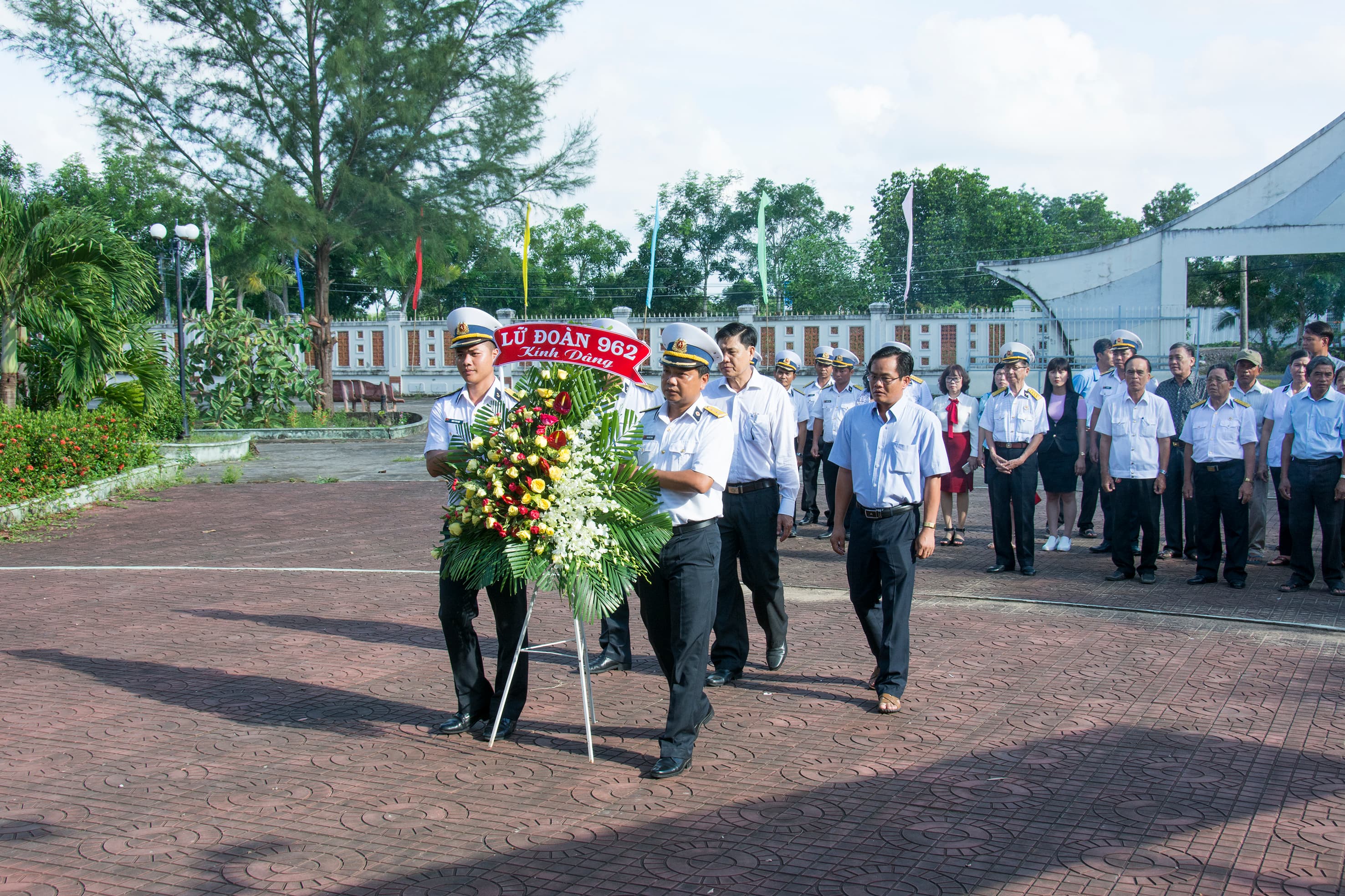Về thăm "Bến cảng lòng dân"