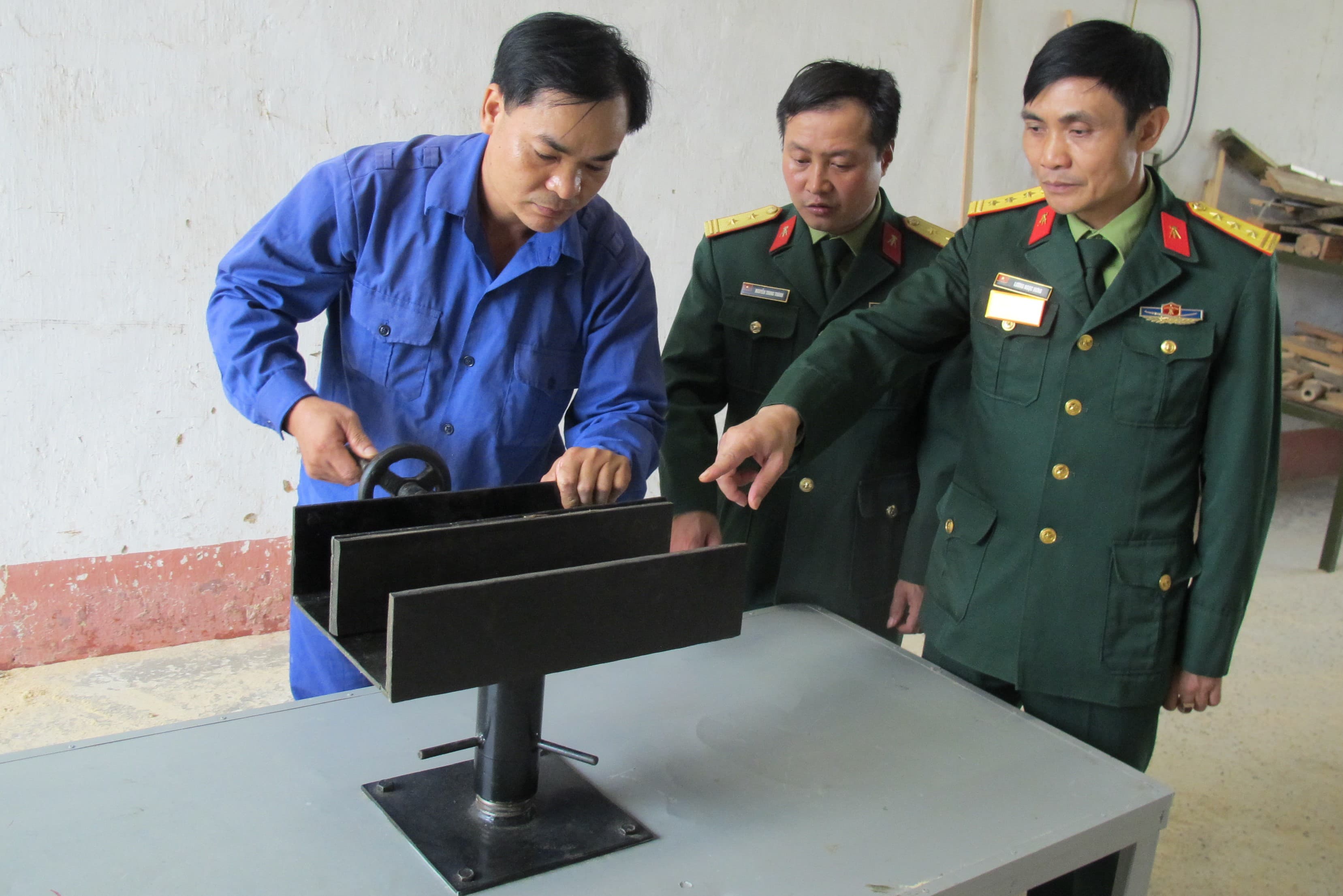 Giá bảo quản các loại kính trên xe tăng