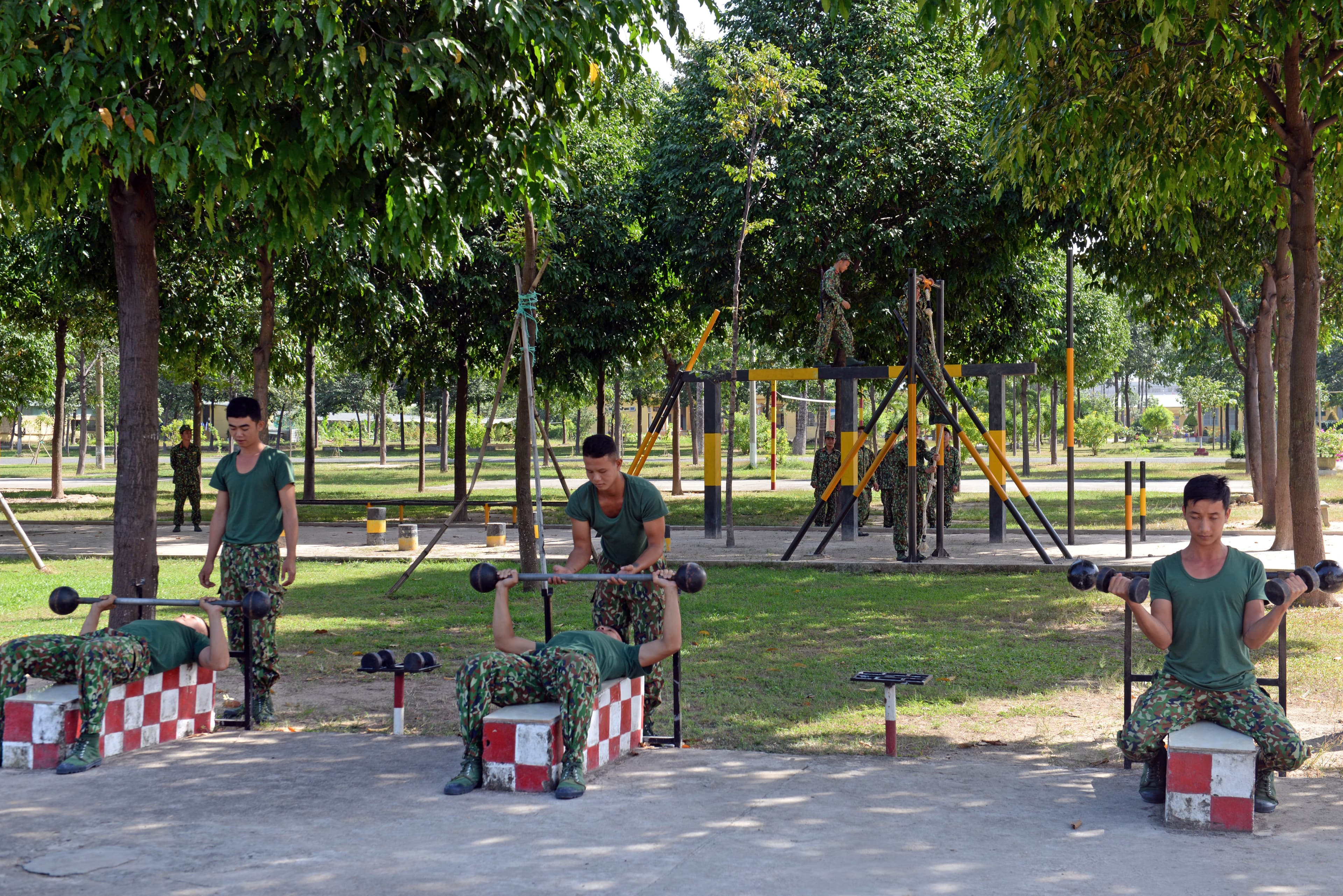 Rèn “Chân đồng vai sắt”