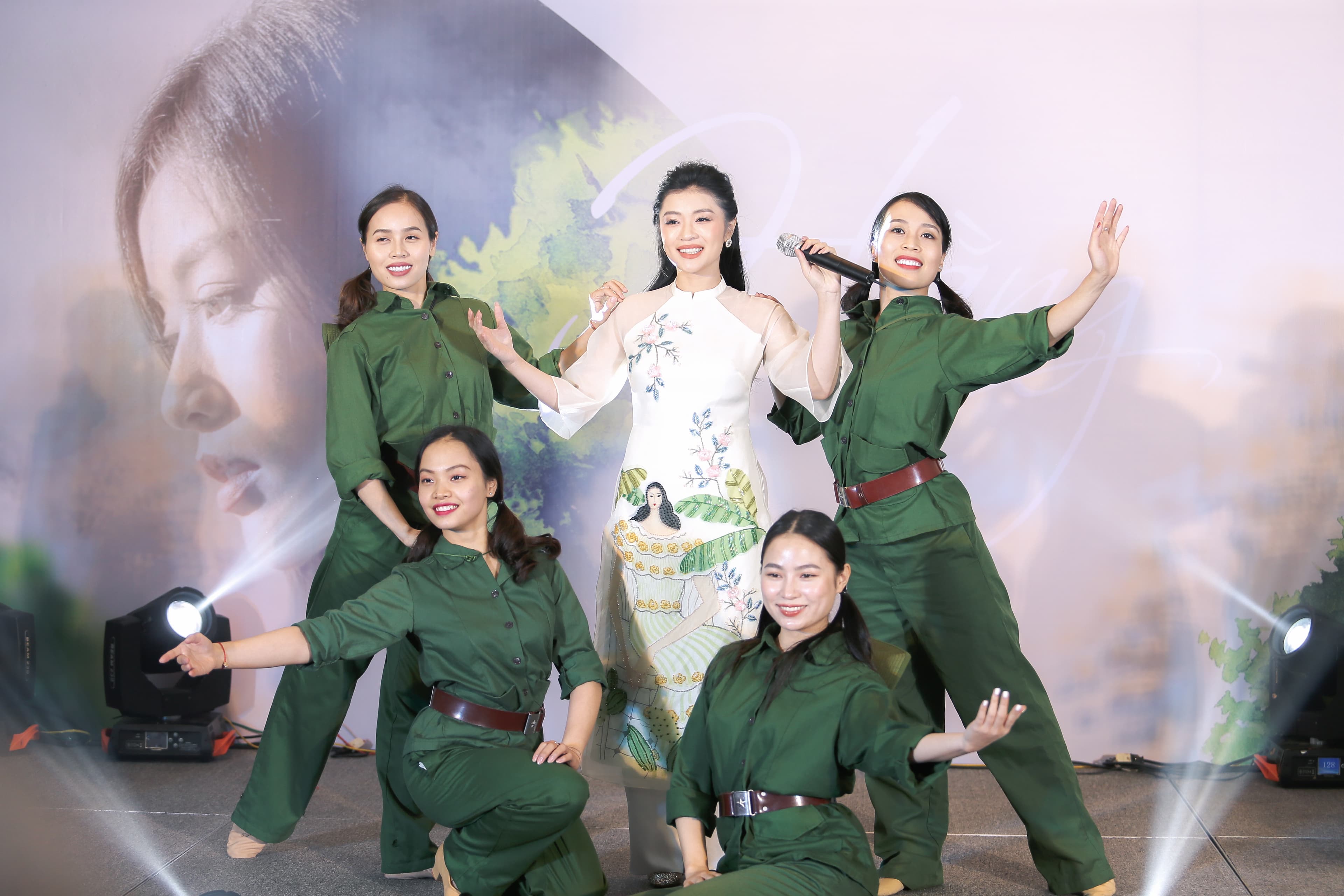 Sao mai Thu Hằng: Tự hào khi được hát nhạc cách mạng